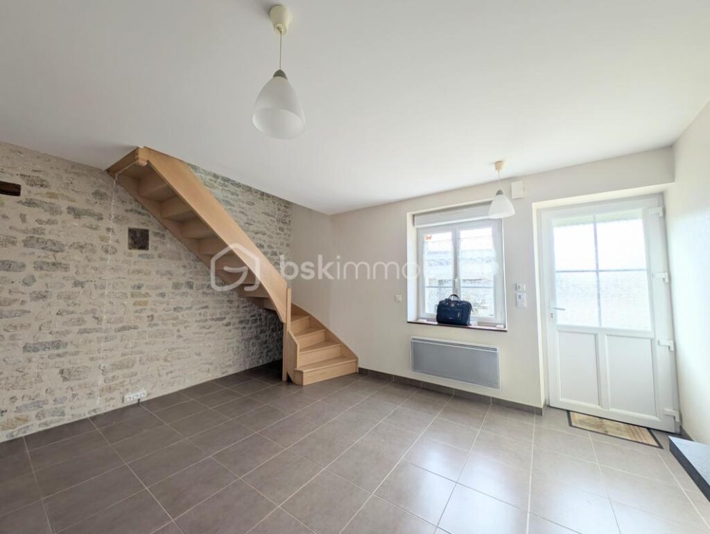 Maison en pierre pleine de charme avec jardin et cave voûtée – 4 pièces – 3 chambres – 79 m²