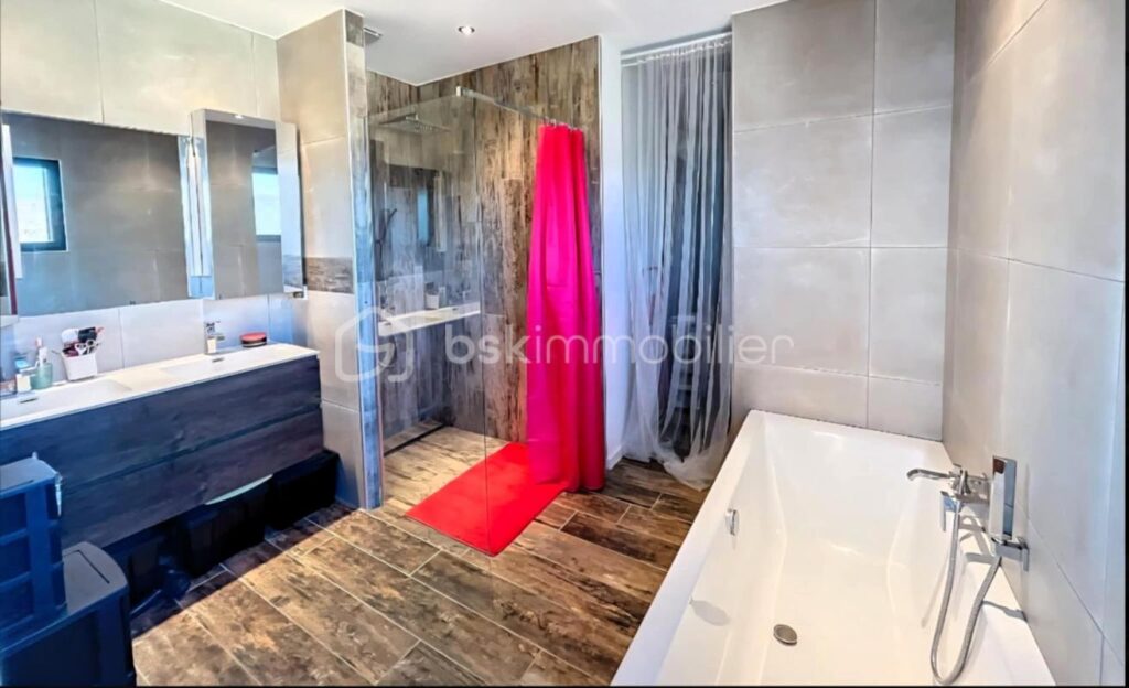 A DRAGUIGNAN (VAR) – COL DE L’ANGE – MAISON D’ARCHITECTE – 255 M² – PISCINE – GARAGE – 7 pièces – 5 chambres – 255 m²