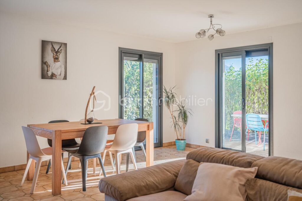 Maison individuelle de 130 m² habitables (174 m² au sol), terrain de 750 m2, vue sur les massifs, DPE C – 6 pièces – 4 chambres – 130 m²