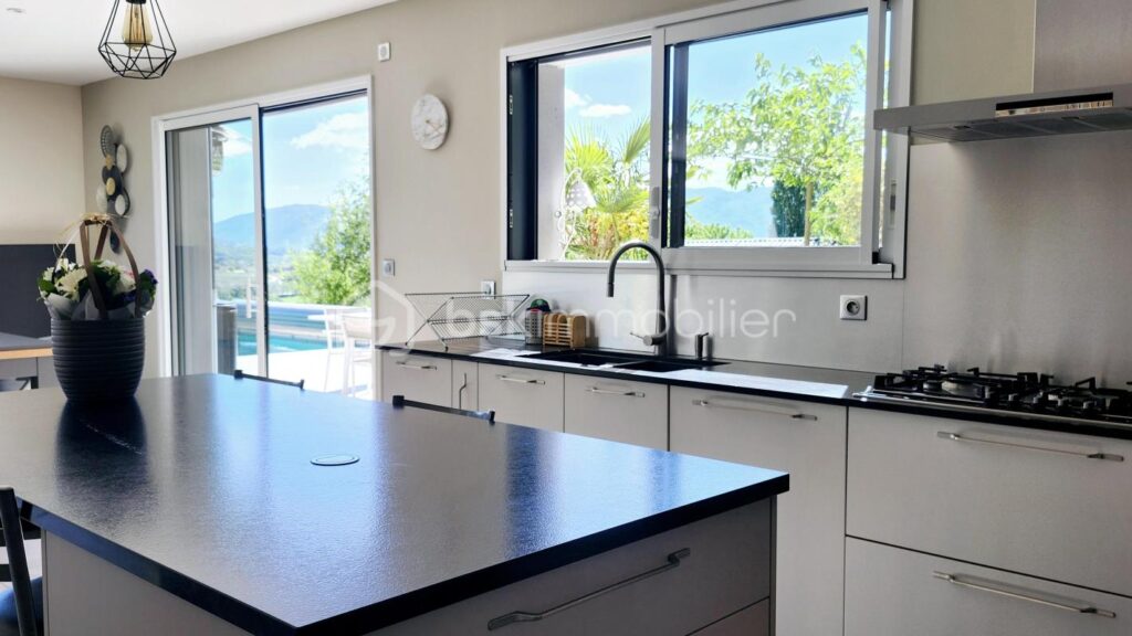 Maison moderne construite en 2020 + terrain constructible pour éventuelle extension – 7 pièces – 5 chambres – 202 m²