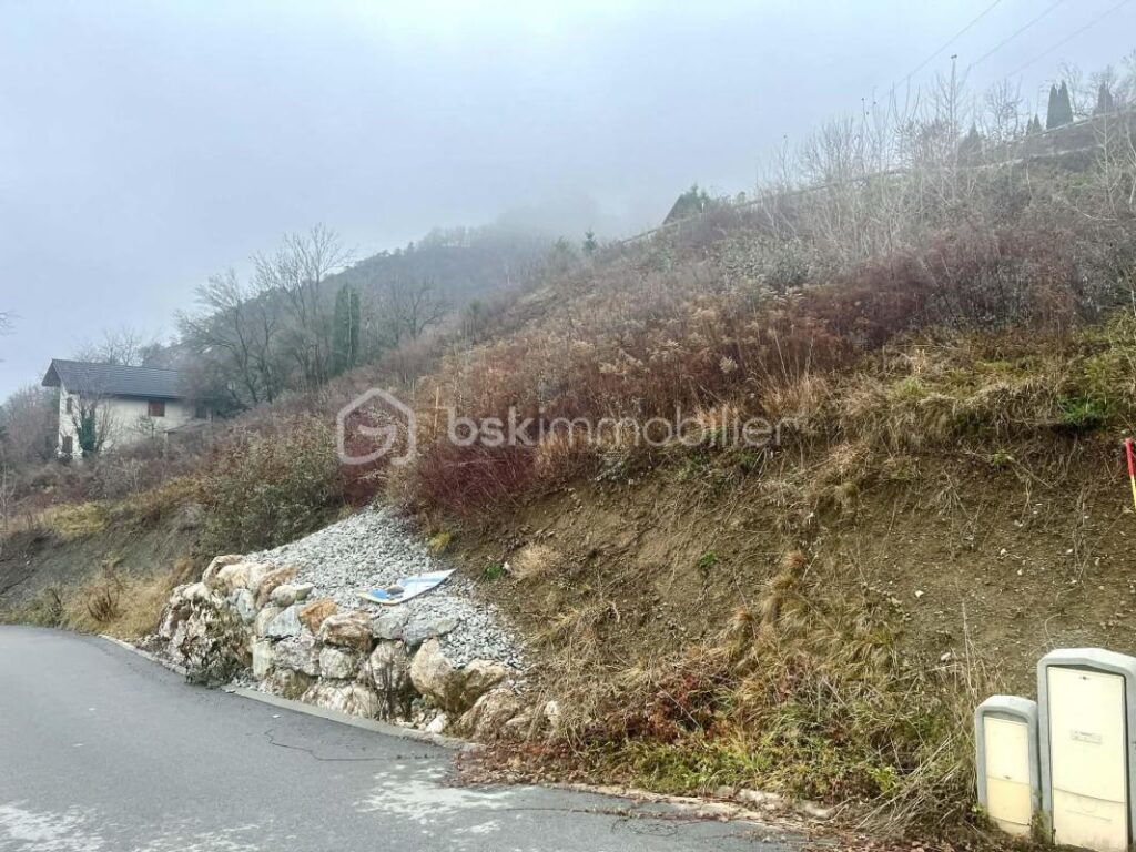 Terrain viabilisé de 793 m² avec permis de construire accepté – NR pièces – NR chambres – 793 m²