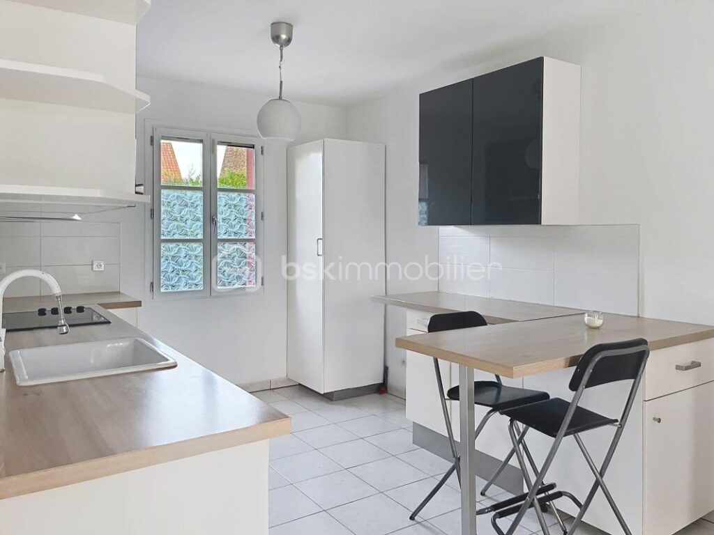 PAVILLON AVEC BEL EXTERIEUR ET GARAGE – 5 pièces – 3 chambres – 119 m²