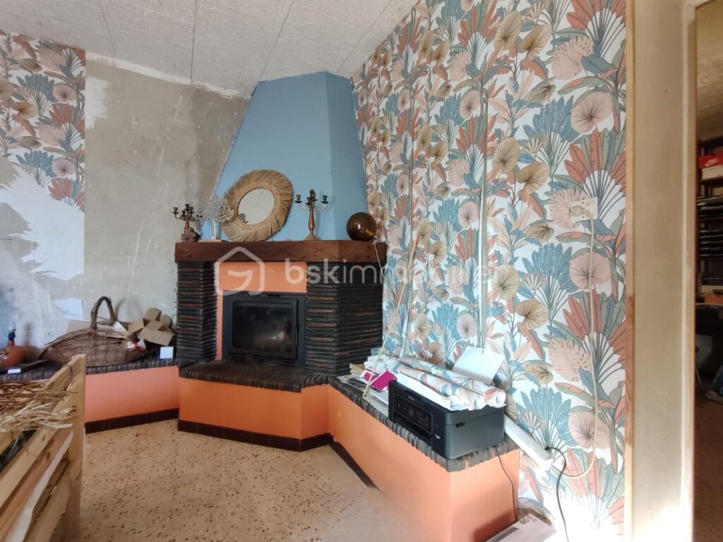 Corps de ferme avec grand terrain, et des dépendances – 6 pièces – 4 chambres – 155 m²