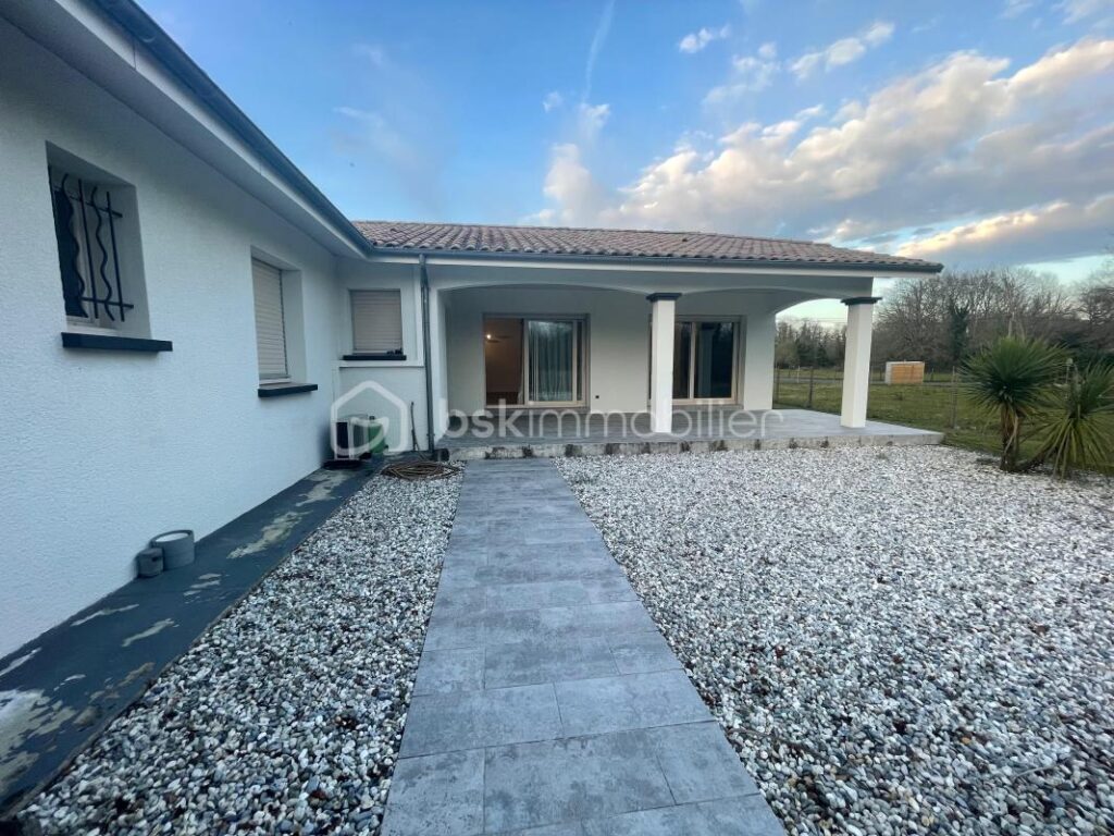 ***Maison familiale refaite à neuf avec deux espaces de vie distincts, piscine et grand terrain – 7 pièces – 5 chambres – 200 m²