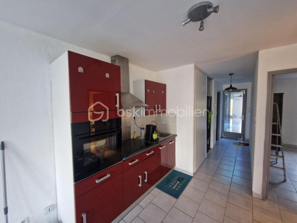 Spécial investisseurs!! Villa de 214m² sur 2330m² de terrain! 5 logements dont 4 loués – 10 pièces – NR chambres – 214 m²