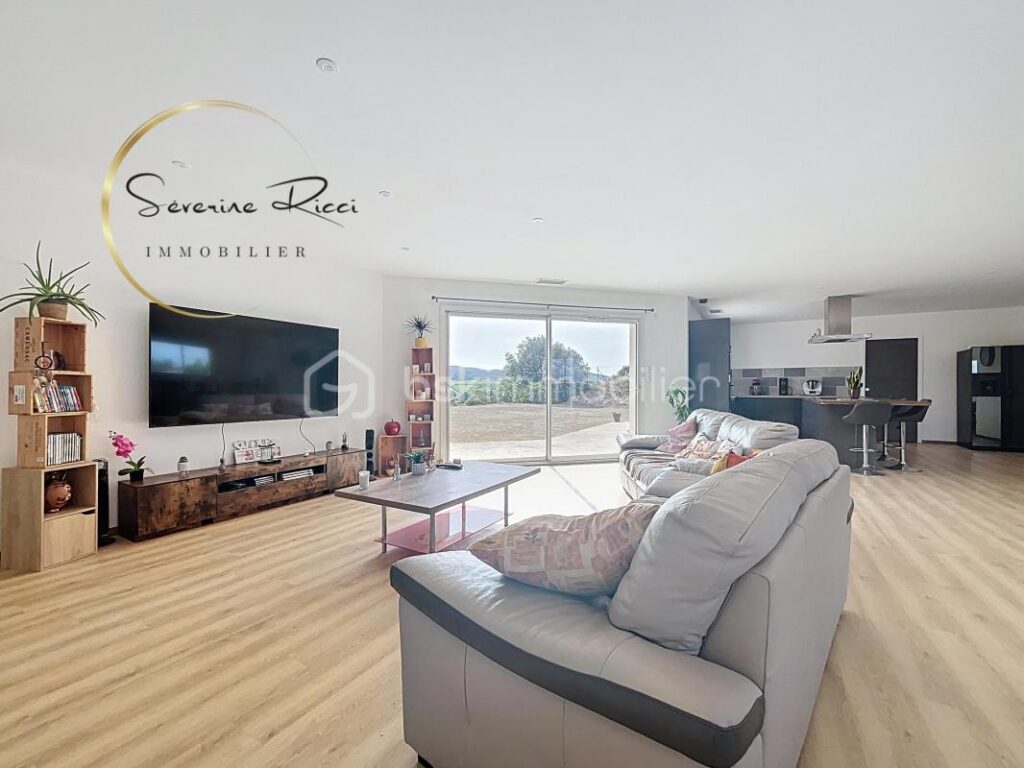 VILLA DE 180 M² – 6 pièces – 4 chambres – 181 m²