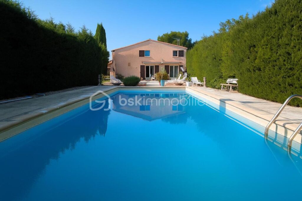 A vendre magnifique villa , avec un grand jardin et une piscine au pied du Luberon , sur Mérindol – 6 pièces – 5 chambres – 155 m²