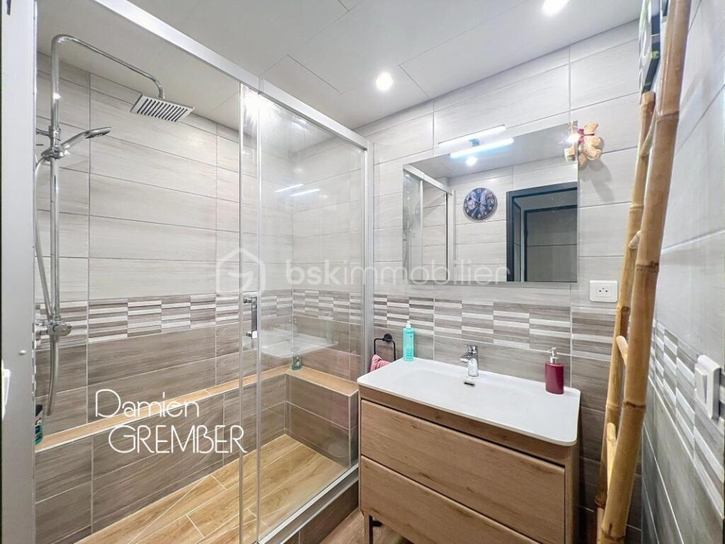 🌿 Charmant T3 rénové de 48 m² avec terrasse, vue pinède & piscine 😍 – 3 pièces – 2 chambres – 47 m²