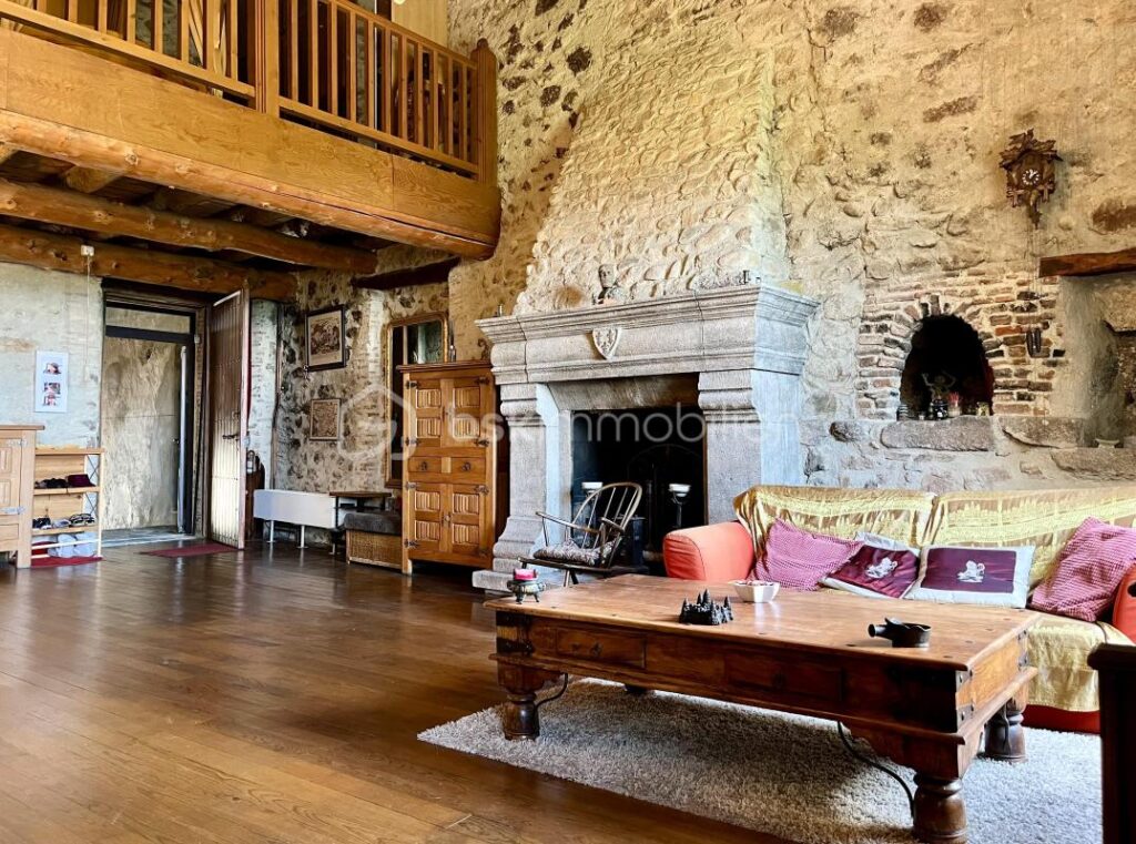 Appartement exceptionnel de 148 m² dans château médiéval du XIIème siècle – 8 pièces – 3 chambres – 148 m²