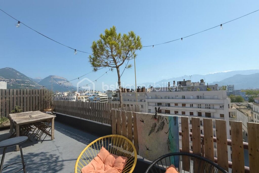 💎 RARE – T3 dernier étage, terrasse 30 m² + jacuzzi – Vue panoramique Grenoble – 3 pièces – 2 chambres – 62 m²