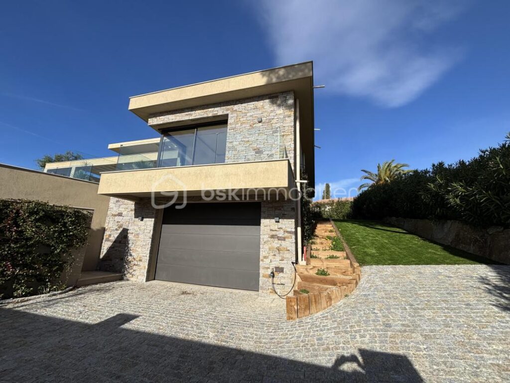 SAINTE MAXIME Villa contemporaine de prestige avec vue mer – 5 pièces – 4 chambres – 262 m²