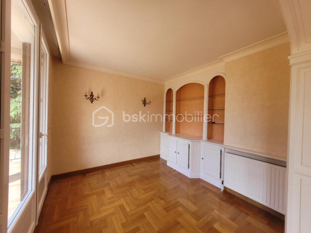 Coublevie Maison Individuelle avec 2300m² de terrain 420 000 € – 6 pièces – 4 chambres – 230 m²