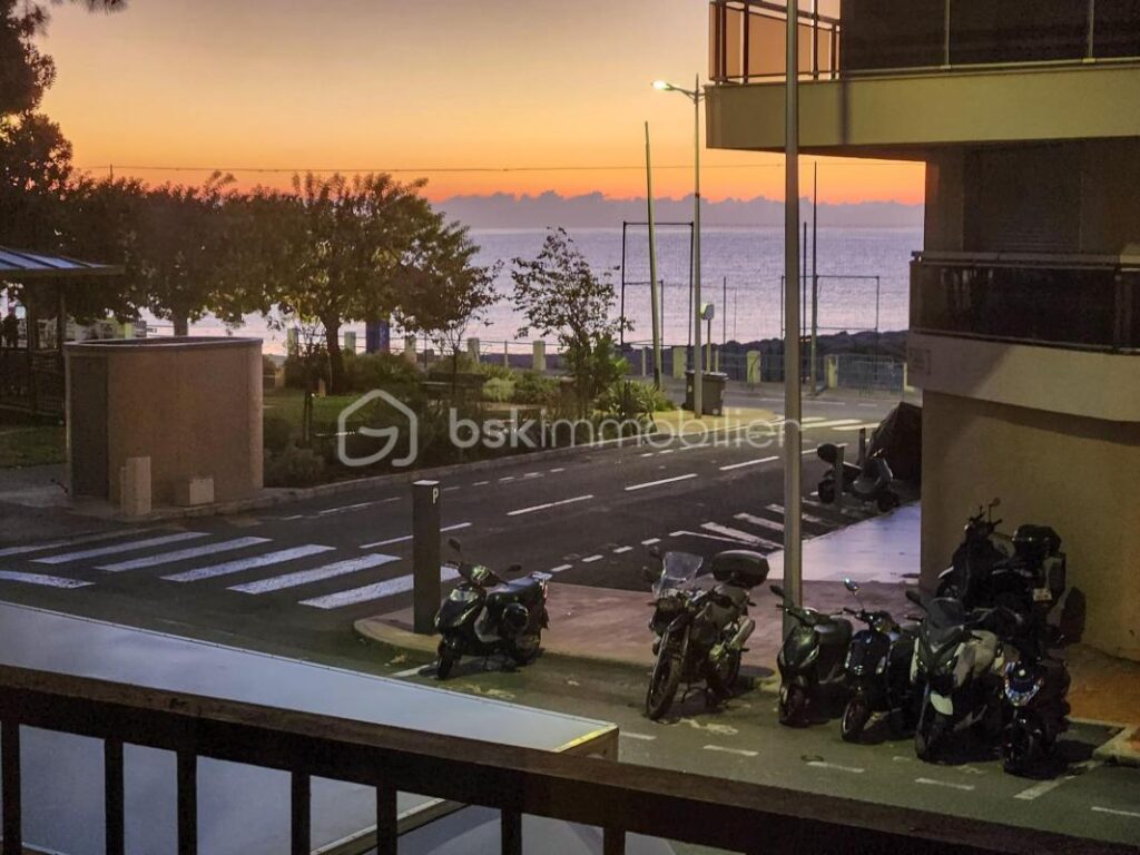 Appartement 3 pièces avec balcon • vue mer • 30m des plages – 3 pièces – 2 chambres – 70 m²