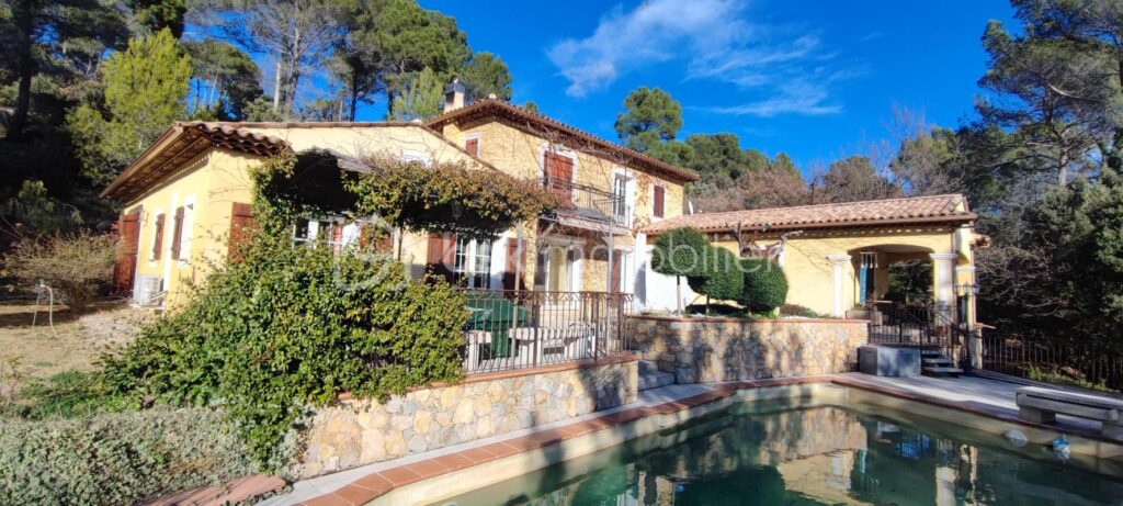 Villa traditionnelle 250 m² T2 terrain 7300 m² Piscine – 8 pièces – 5 chambres – 250 m²