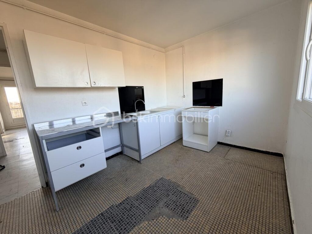 SOUS-OFFRE : Appartement T4 à rénover – 4 pièces – 3 chambres – 77 m²