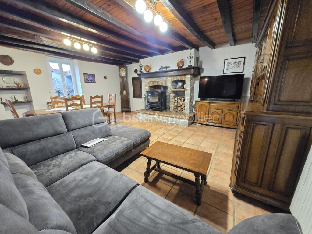 Magnifique longère de 131m² et ses dépendances à Saint Benin d’Azy – 4 pièces – 3 chambres – 138 m²