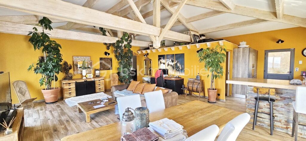 Bskimmobilier vous propose à la vente dans le joli village de FOZZANO la patrie de Colomba, une belle villa récente de plain-pied avec une très jolie vue qui caractérise ce bien… ! – 4 pièces – 3 chambres – 150 m²