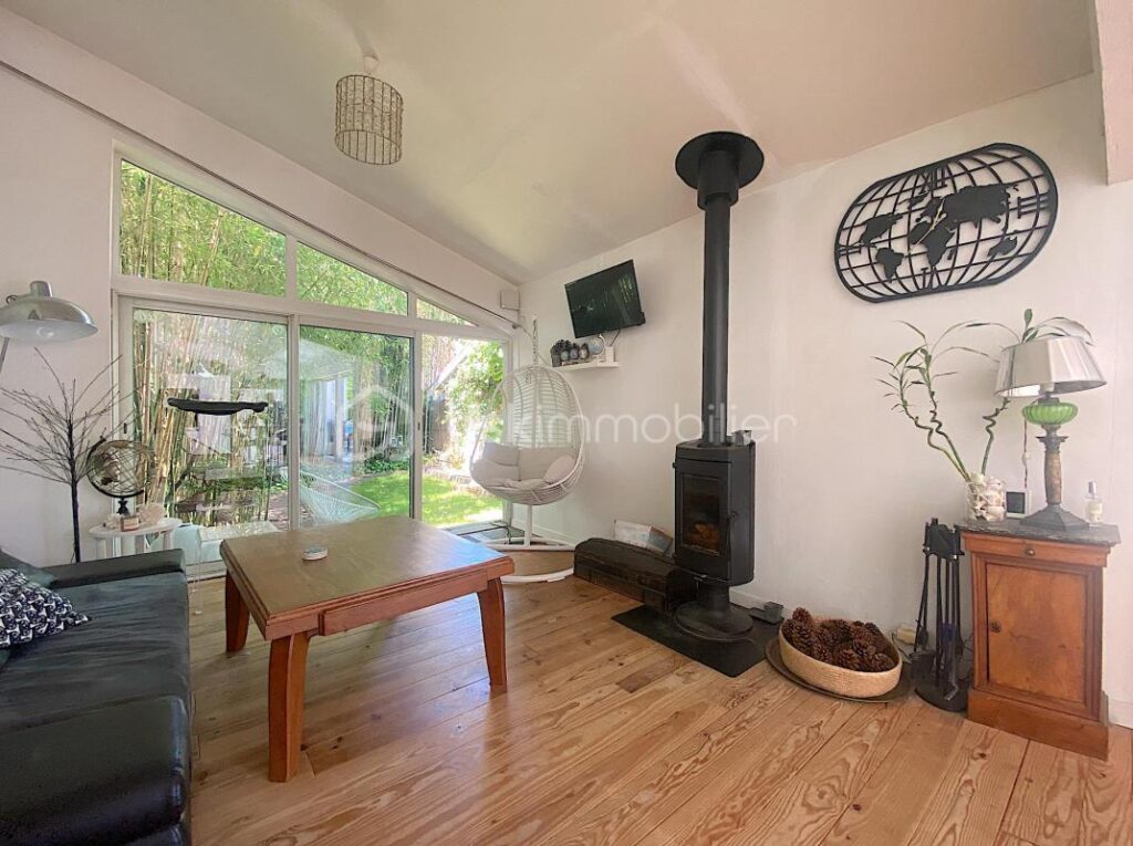 Maison avec 5 chambres + un studio indépendant + une piscine !!! De l’espace, du calme et du charme !!!! – 8 pièces – 5 chambres – 215 m²