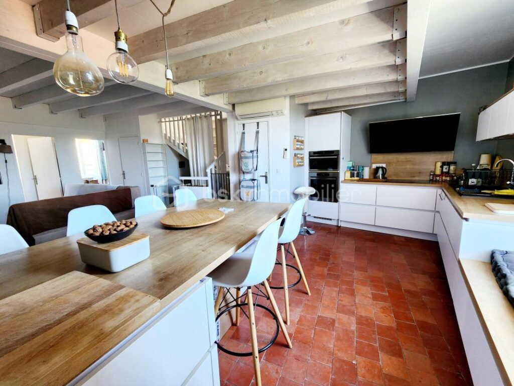 T4 rénové avec terrasse tropézienne et garage double – 4 pièces – 3 chambres – 85 m²