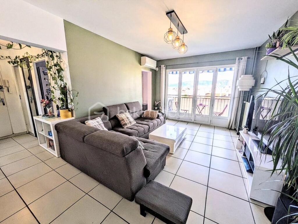 ✨ Bien rare à Valence ! Appartement T4 au 6ᵉ étage avec ascenseur, vue exceptionnelle sur le château de Crussol, quartier très prisé – 4 pièces – 2 chambres – 68 m²