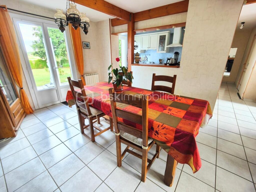 Maison familiale 4/5ch au calme avec jardin arboré vue sur la plaine – 7 pièces – 4 chambres – 113 m²
