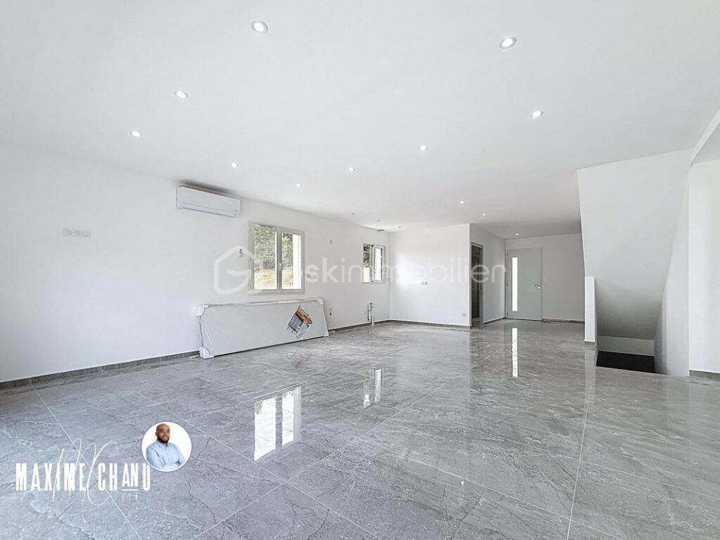 Maison à fort potentiel – 171 m² sur 3 niveaux à Vailhauquès – 7 pièces – 6 chambres – 171 m²