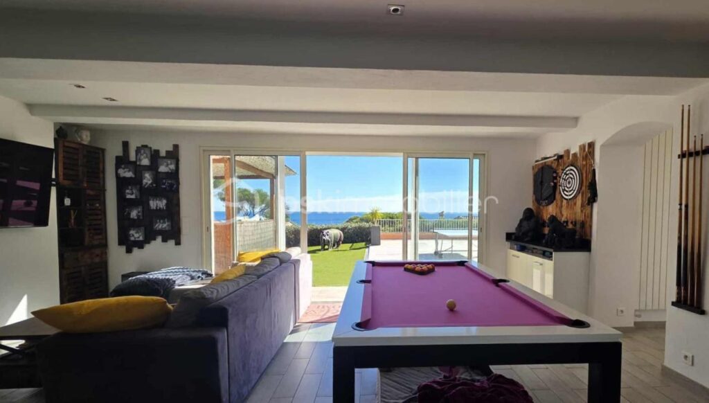 A LES ISSAMBRES (VAR) – PROPRIETE 7 PIECES 173 M² AVEC GRAND GARAGE ET PISCINE – VUE MER – 7 pièces – 4 chambres – 173 m²