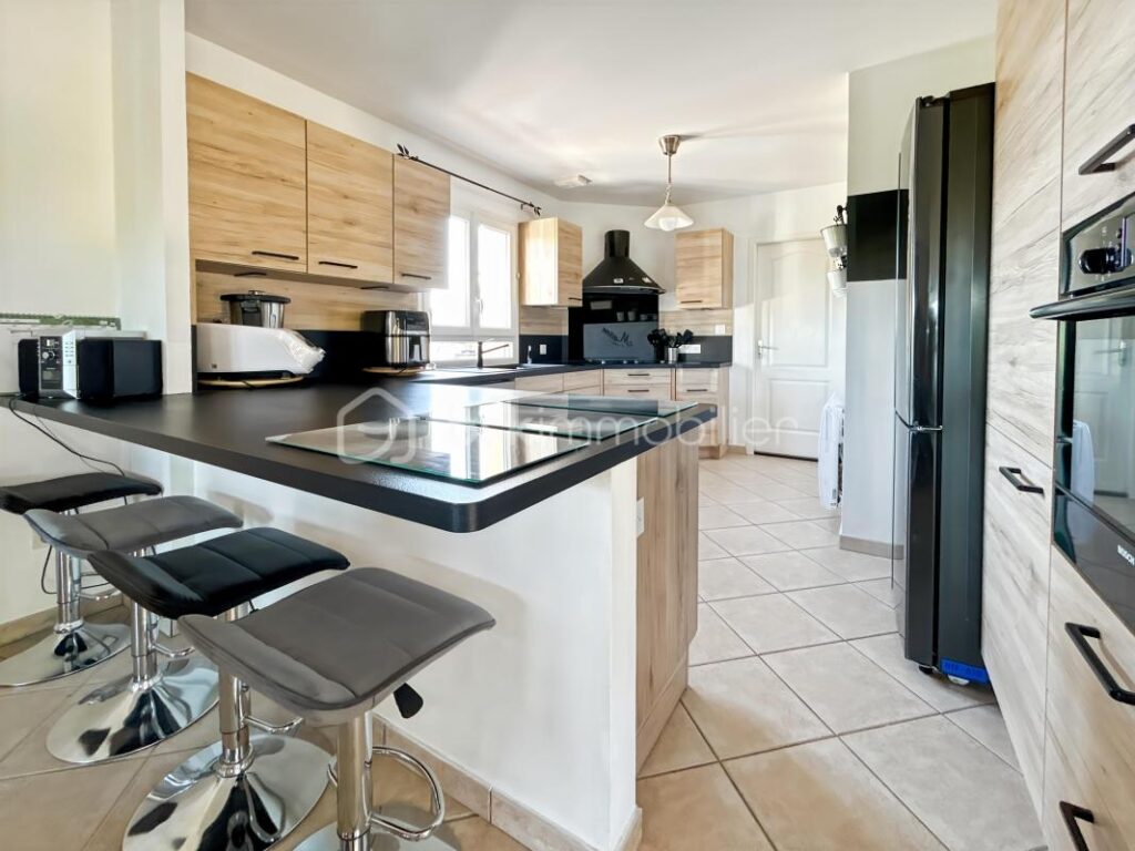 Maison 6 pièces de 179m2 à Nailly – 6 pièces – 5 chambres – 179 m²