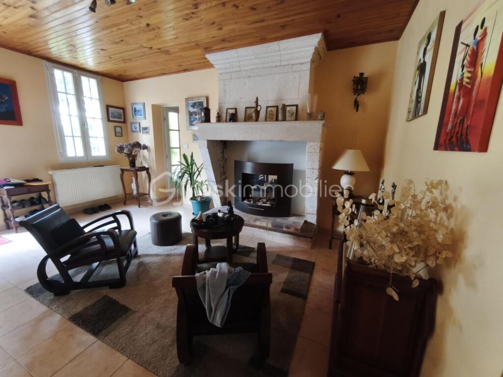 LONGERE DE CHARME – 10 pièces – 4 chambres – 221 m²