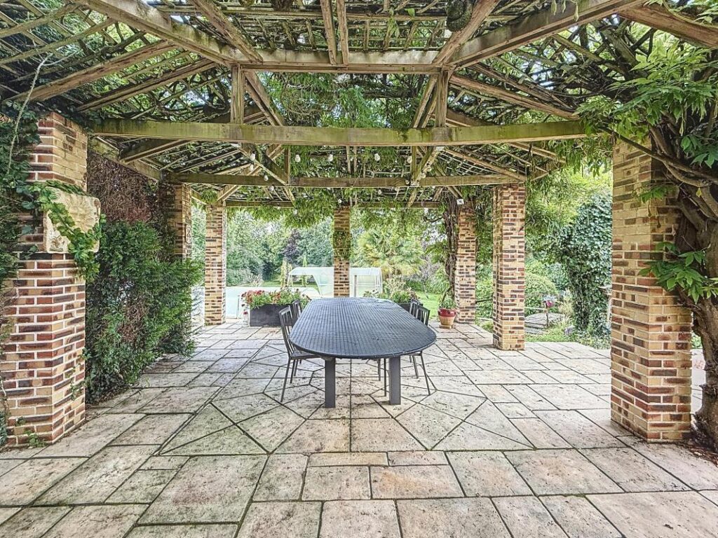 Propriété d’exception à vendre – Rougé (44) À 5 minutes de Châteaubriant – 230 m² habitables – Parc clos de plus de 4 800 m² – Piscine – Dépendances – 10 pièces – 4 chambres – 230 m²