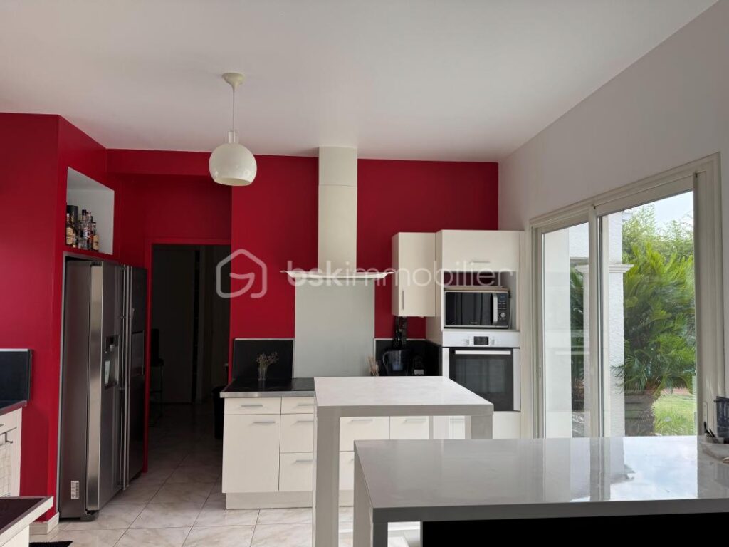 A vendre – Belle maison familiale de plain-pied de 153 m² sur un terrain de 1000m² avec jardin arboré et piscine – 5 pièces – 4 chambres – 153 m²