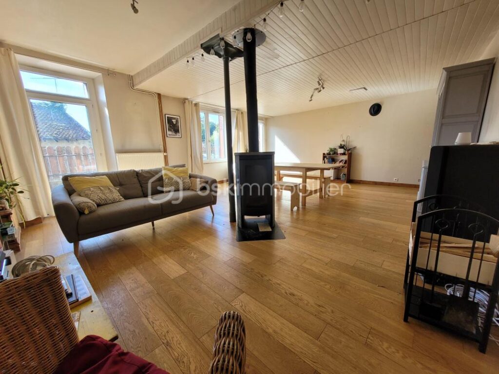 Rives Maison familiale Individuelle 250 000 € – 8 pièces – 7 chambres – 194 m²