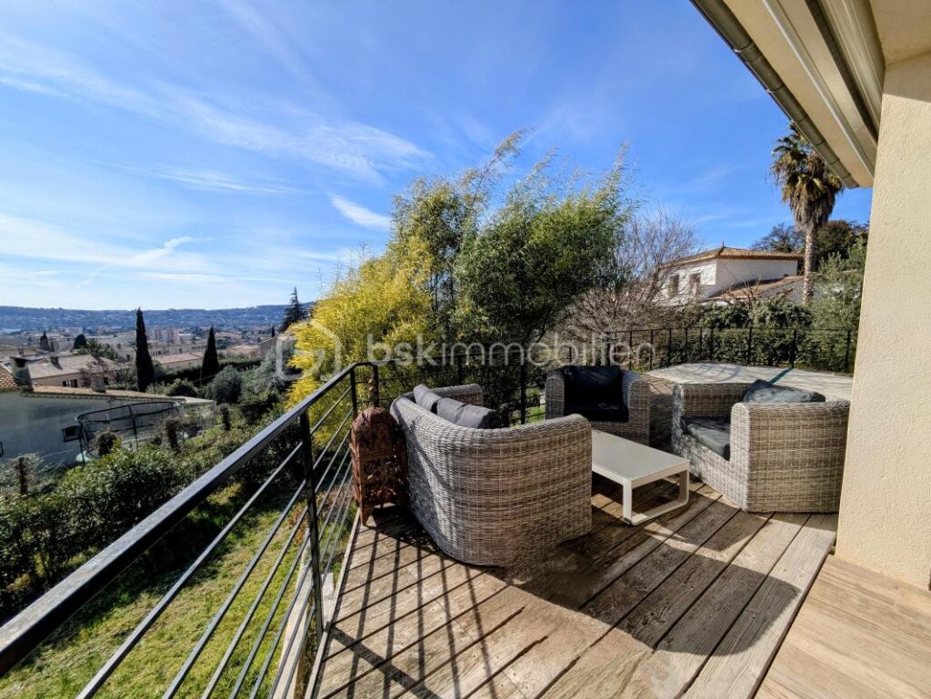 Maison de plain pied de 110m2, une vue dégagée, piscine – 4 pièces – 2 chambres – 110 m²