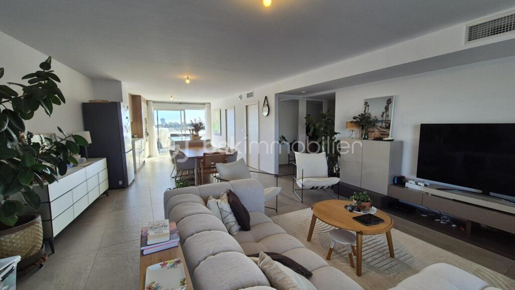 A VENDRE APPARTEMENT RECENT TRAVERSANT DE 122M² A CANET EN ROUSSILLON – COTE PORT – TERRASSES DE 100 M² – TROIS CHAMBRES – PARKING PRIVE – GARAGE INDIVIDUEL – CLIMATISATION GAINABLE – CUISINE D ETE – SPA – VUE DEGAGEE SUR LES ALBERES – 5 pièces – 3 chambres – 122 m²