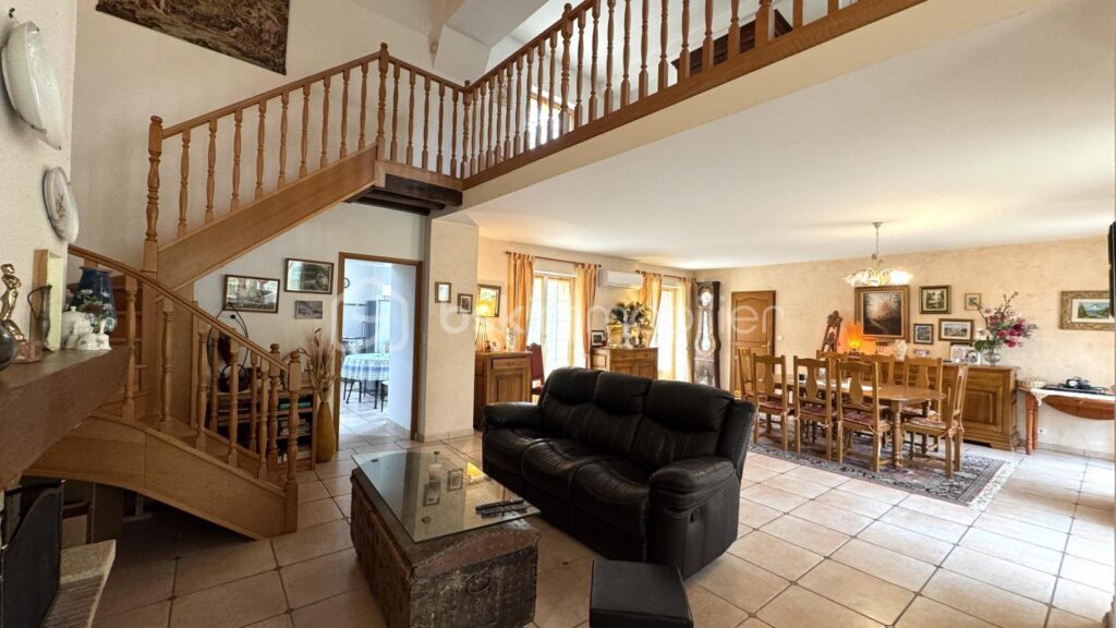 À vendre : Grande maison de ville à Germigny-l’Évêque 210m2 – 7 pièces – 5 chambres – 210 m²