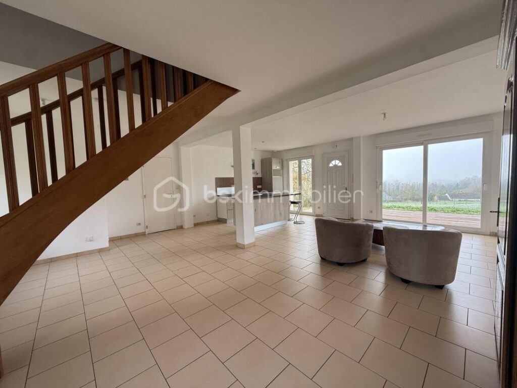 Maison familiale à 5 minutes de Pont-l’Évêque – Grand terrain de 3 900 m² et belle vue – 4 pièces – 3 chambres – 104 m²