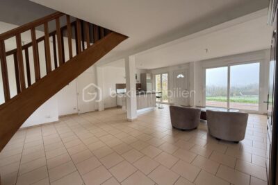 Maison familiale à 5 minutes de Pont-l’Évêque – Grand terrain de 3 900 m² et belle vue – 4 pièces – 3 chambres – 104 m²
