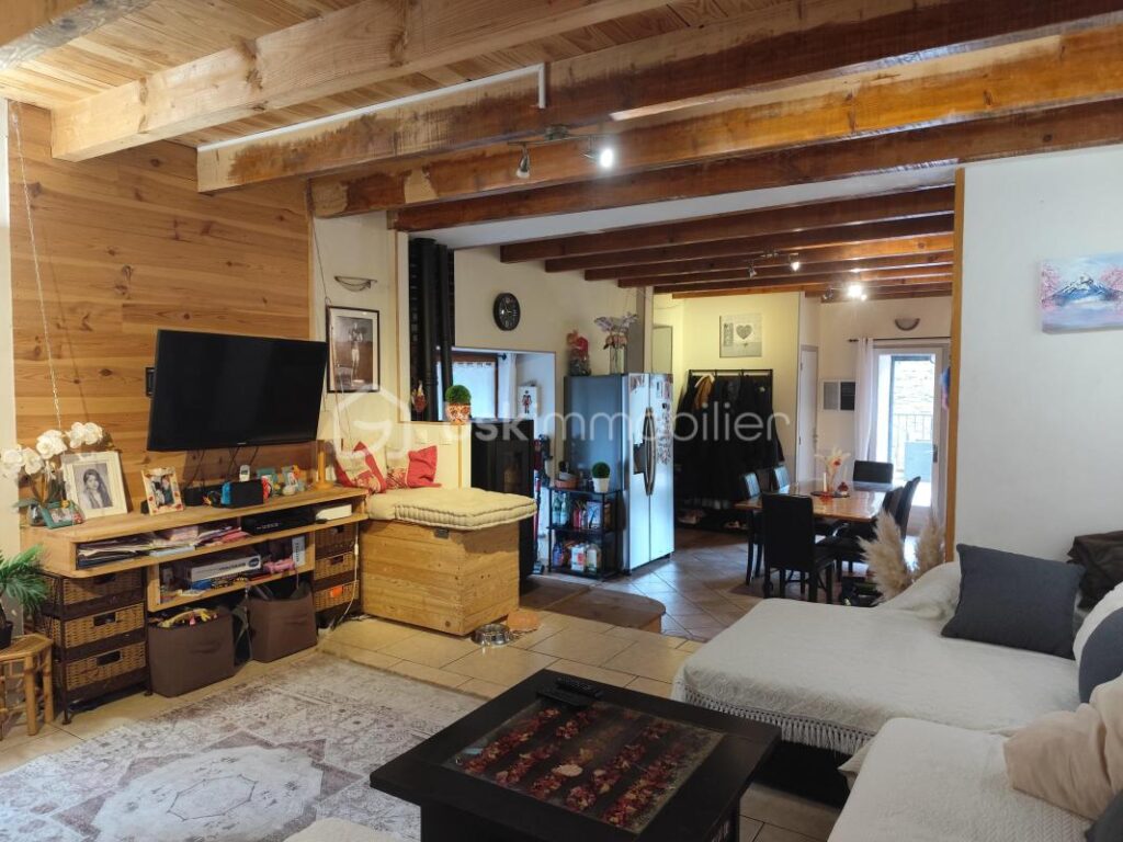 Charmante maison de famille en pierre dans un petit hameau au calme – 5 pièces – 3 chambres – 110 m²