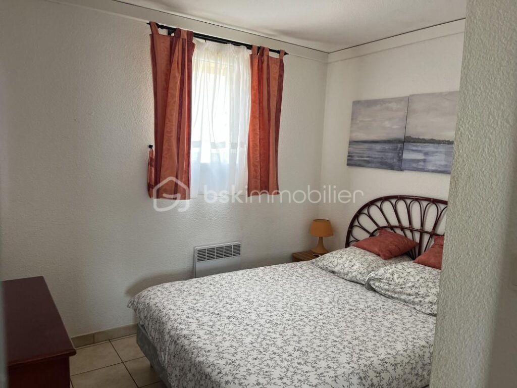 Dans résidence sécurisée face à la plage, appartement T5 avec terrasse, piscine et place de parking privative – 5 pièces – 4 chambres – 63 m²