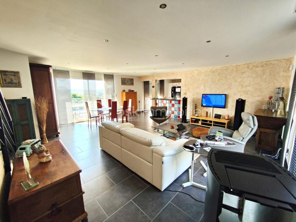 MONTREDON DES CORBIÈRES – VILLA moderne 5 pièces 165m² habitable avec VUE EXCEPTIONNELLE – GRANDE CUISINE EQUIPEE – ARRIÈRE CUISINE – GARAGE 18m² avec mezzanine – 4 CHAMBRES dont GRANDE SUITE PARENTALE – CLIM GAINABLE sur PARCELLE 585m² – 5 pièces – 4 chambres – 165 m²