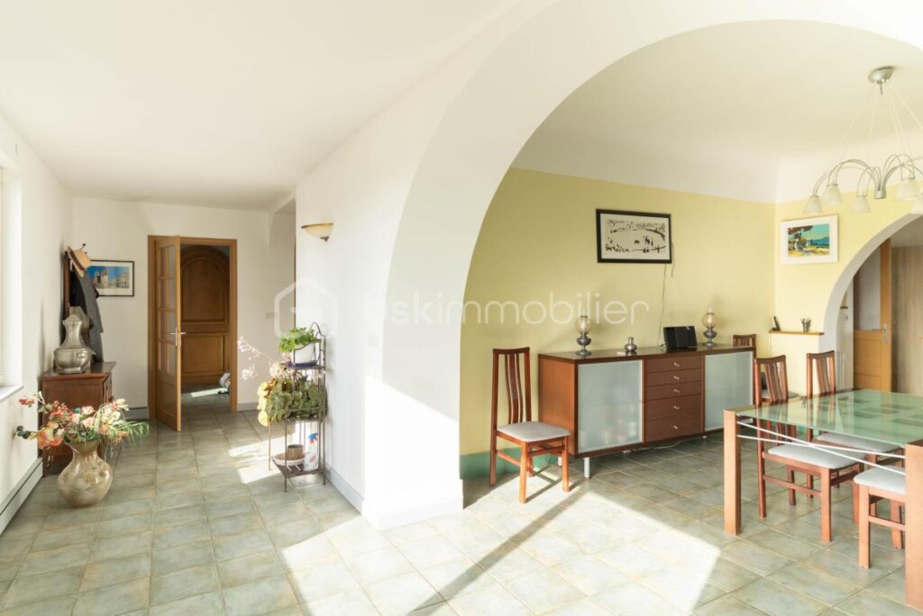 Demeure de caractère avec ascenseur, dépendances et terrain piscinable – 8 pièces – 6 chambres – 255 m²