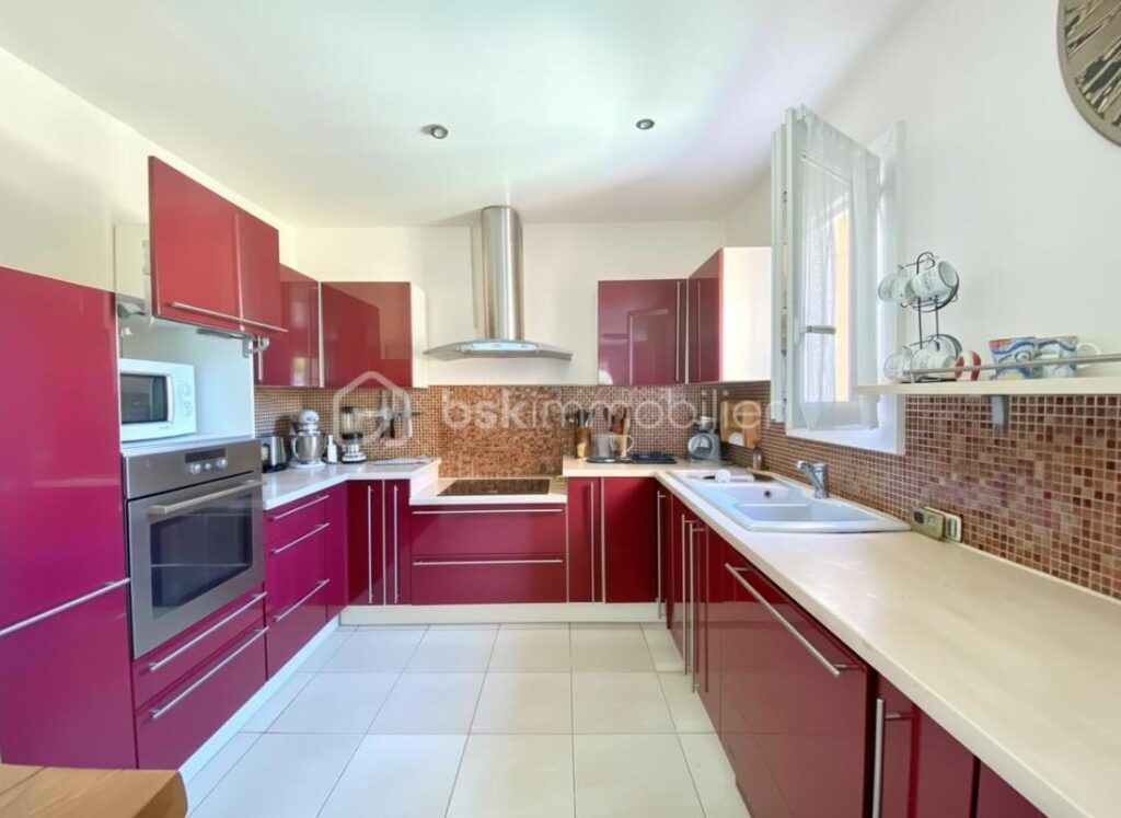 Maison de plain-pied avec piscine, jardin entièrement clôturé avec vue dégagée sur les monts du Luberon – 7 pièces – 4 chambres – 150 m²