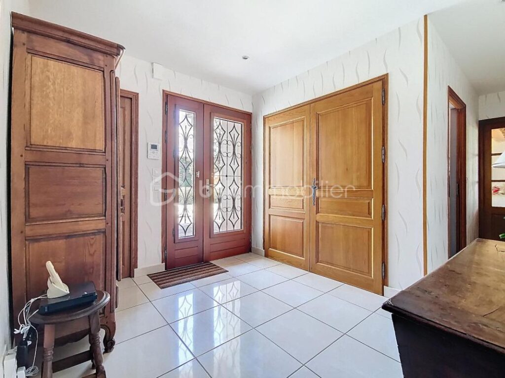 À VENDRE – Maison de caractère de 201 m² avec jardin paysager 🌿, piscine 🏊‍♂️ et vue dégagée 🌄 – 6 pièces – 4 chambres – 201 m²