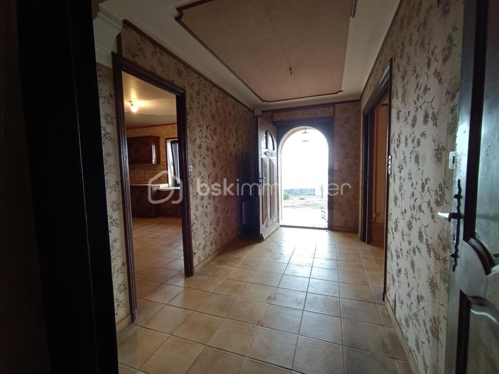 Maison individuelle située à Saint-Pol-de-Léon. Construite en 1985, cette maison de 6 pièces de 137 m2 sur un terrain de 1425m² – 6 pièces – 5 chambres – 137 m²