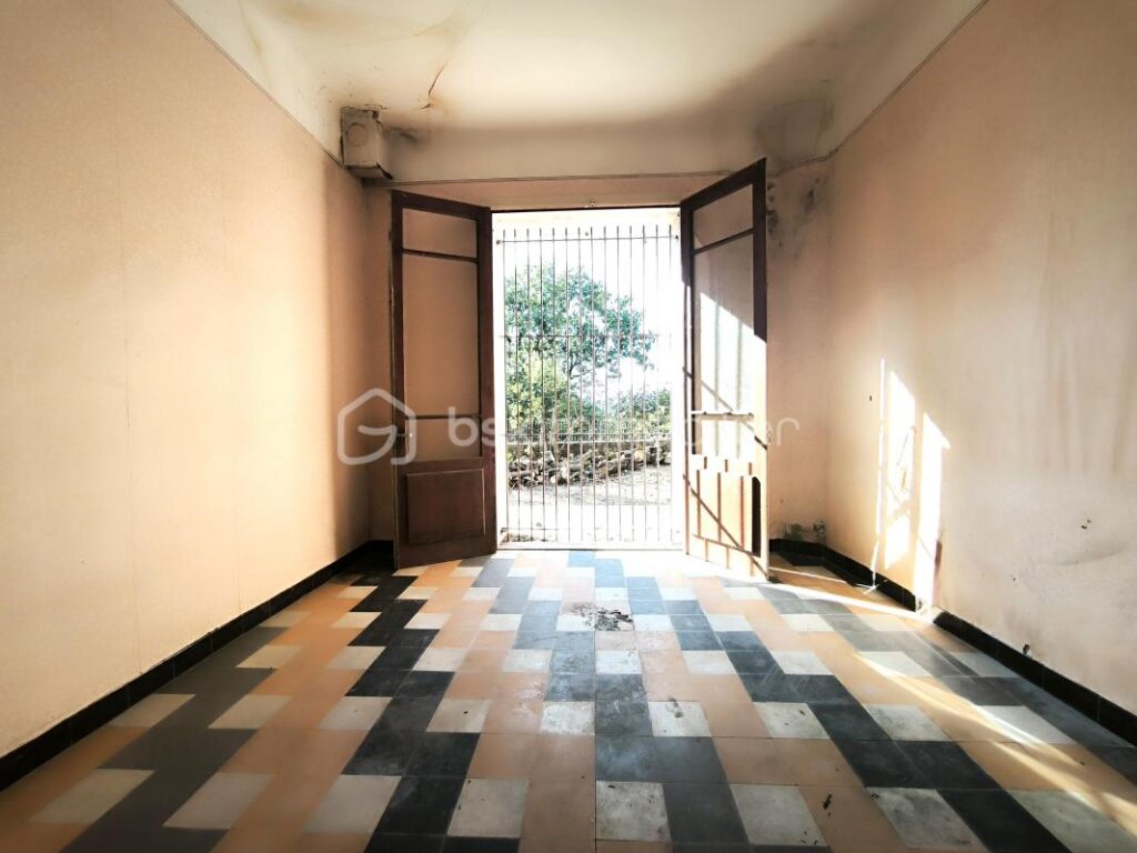 Une maison de 212m² avec un parc arboré de 925m² – 8 pièces – 6 chambres – 213 m²