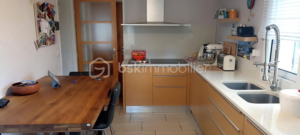 Grande maison familiale de charme avec vue imprenable sur les Pyrénées – Sous-sol entièrement aménagé – Grand terrain clôturé et dépendances – 8 pièces – 4 chambres – 152 m²