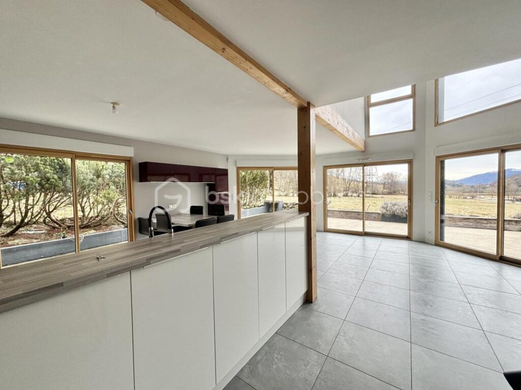 Maison d’architecte de 173m2 avec terrain de 993m2 – 6 pièces – 5 chambres – 173 m²