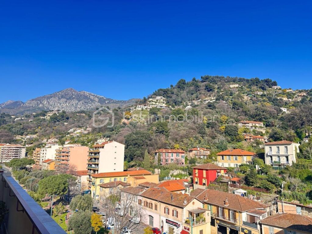 Rare à Menton – Grand duplex lumineux au dernier étage, avec terrasse et vue dégagée – 4 pièces – 3 chambres – 95 m²