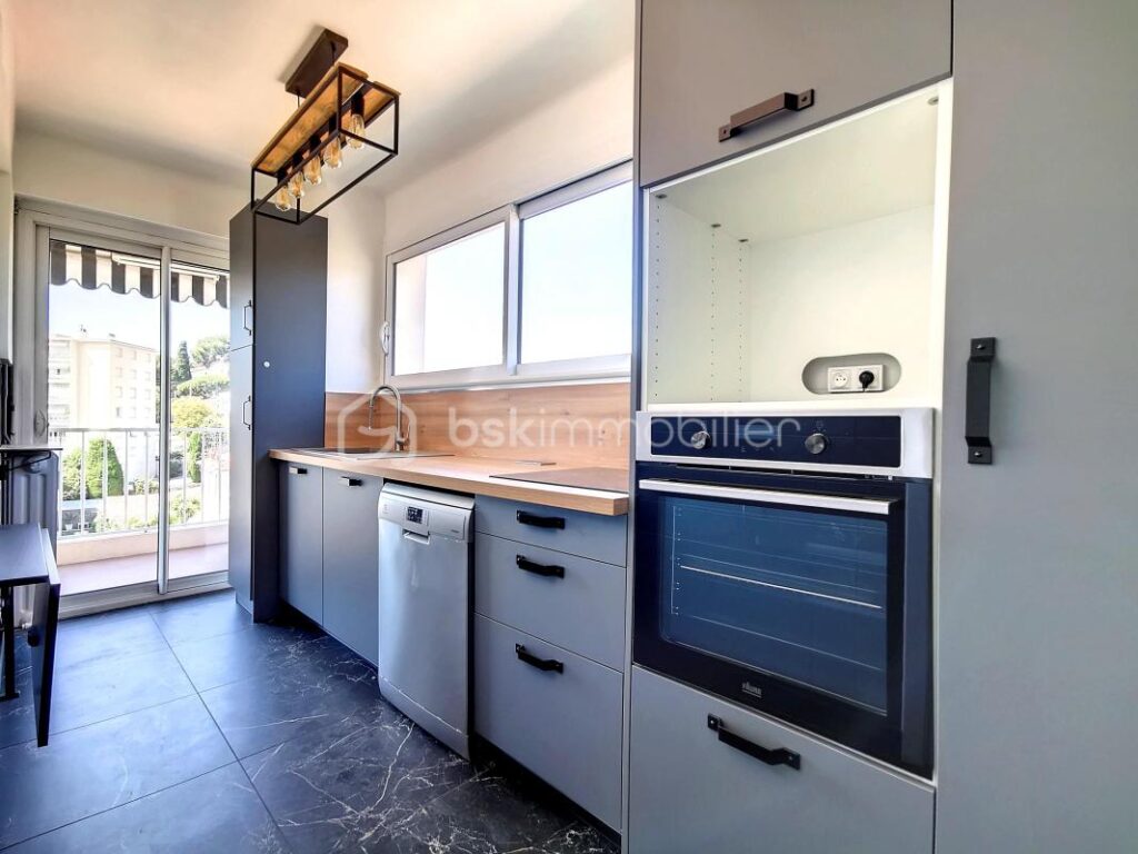 CANNES CARNOT 3P RÉNOVÉ ÉTAGE ÉLEVÉ – 3 pièces – 2 chambres – 67 m²