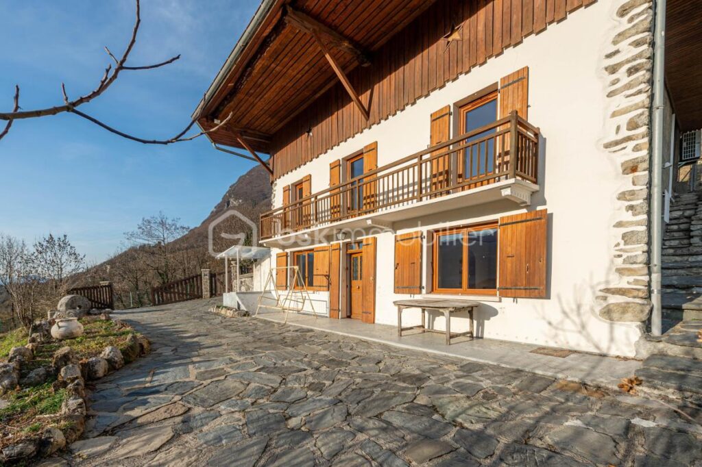 BATISSE DE CARACTERE DE 149 m² sur terrain de 1 850 m² – 5 pièces – 3 chambres – 116 m²